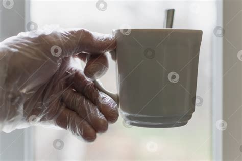 Мужская рука в защитной перчатке держит кружку - Ozero - российский ...