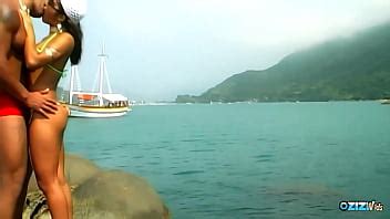 Nada hace que la milf morena de tetas pequeñas tenga un orgasmo más duro que el sexo anal al