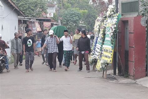 Foto Isak Tangis Iringi Pemakaman Ardiansyah Pramugara Ka Turangga