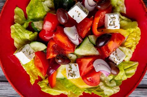 Salada Grega Do Pepino Fresco Do Tomate Da Pimenta Doce Da Alface