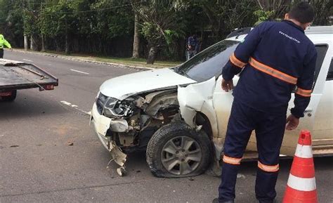 Motorista fica preso nas ferragens após bater em carro que desviava de