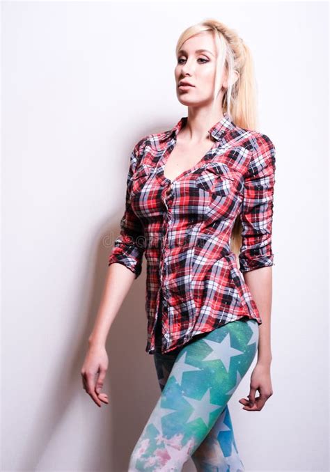 Belle Pose Blonde Sexy De Femme Sur Le Fond De Studio Image Stock Image Du Beaut Lifestyle