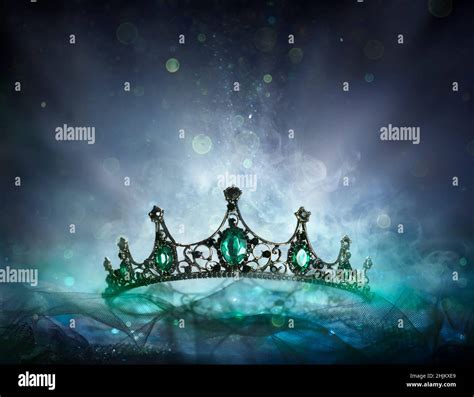 Queen throne and crown hi-res stock photography and images - Alamy