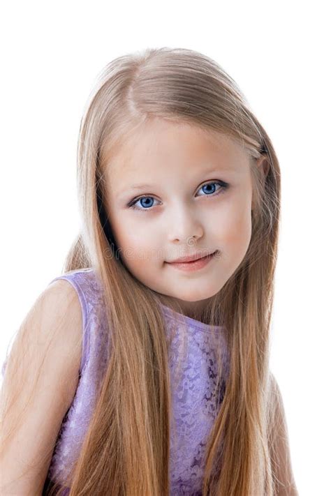 Belle Petite Fille Blonde Dans La Robe Pourprée Image stock Image du enfant heureux 28620827