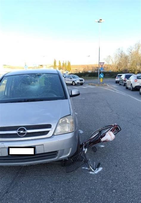 Disturbato Dal Sole Investe Con Lauto Un Ciclista