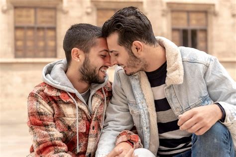 Una Pareja Gay Acariciando Nariz Con Nariz Al Aire Libre Foto Premium