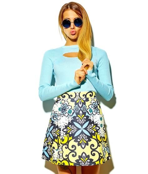 Belle femme blonde chaude fille dans des vêtements d été décontractés hipster vert sans