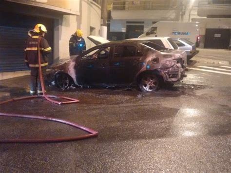 G1 Carro pega fogo durante a madrugada no Centro de Vitória