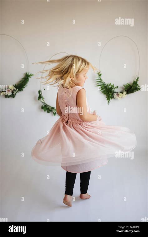Fille blonde qui danse Banque de photographies et dimages à haute résolution Alamy