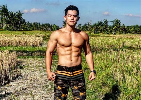 Hot boy 6 múi bán sầu riêng gây sốt với ngoại hình giống Châu Kiệt Luân hiện ra sao
