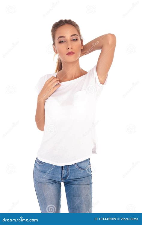 Jeune Femme Maigre Dans La Pose De T Shirt Et De Jeans Image Stock Image Du Blonde Both