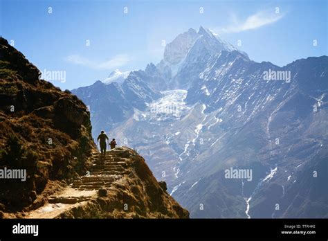 Hikers Walking On Mt Everest Stock Photo Alamy