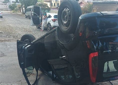 Mulher Fica Ferida Ap S Carro Capotar Em Belo Horizonte Fotos Minas