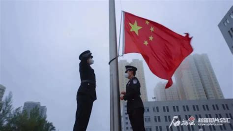 国庆我在岗 坚守岗位迎祖国生日 看新疆最美“警色”！ 澎湃号·政务 澎湃新闻 The Paper