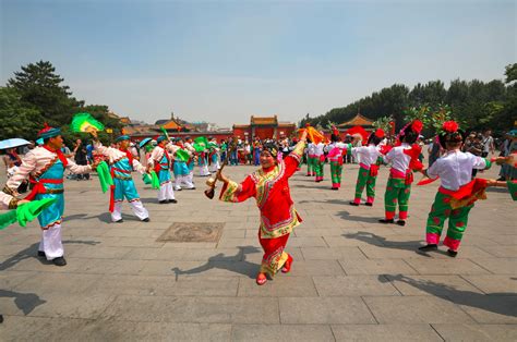 故宫红墙遇上东北大秧歌 场面喜庆火热 大秧歌 喜庆 故宫 新浪新闻