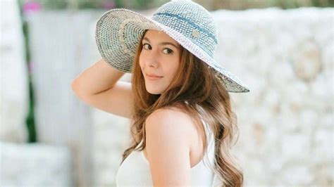 Foto Wulan Guritno Pamer Tubuh Molek Pakai Bikini Di Kolam