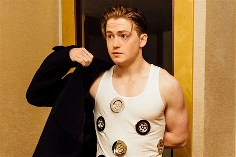 So kè nhan sắc nam chính Sex Education phiên bản Người gây sốc vì phát tướng người hoàn hảo