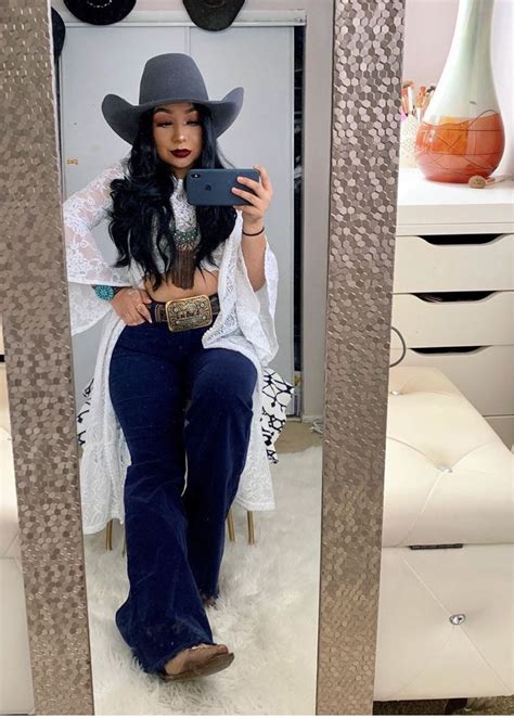 Pin By Maya On Baquero Country Chic Outfits Latina Fashion Outfits Country Style Outfits