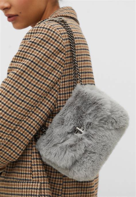 Zbog ove popularne Polène teddy torbe provjerili smo koji brendovi nude slične krznene modele