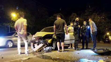 Veículo fica a frente destruída após colidir em poste no Centro da