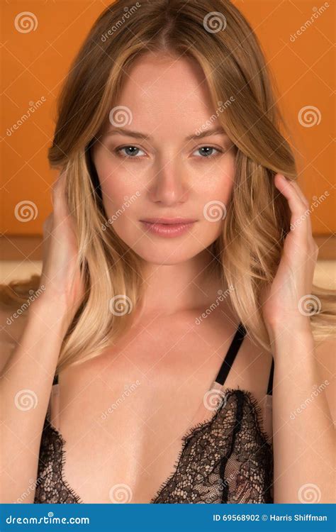Blonde En Ropa Interior Negra Foto De Archivo Imagen De Muchacha Retrato