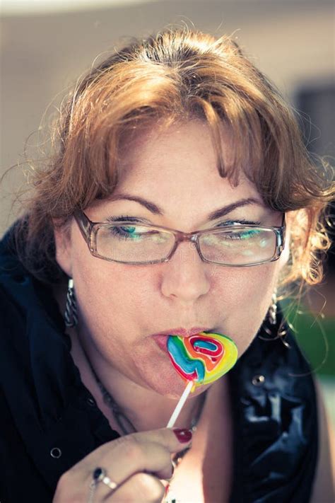 Blonde Vrouw Met Een Lolly Stock Foto Image Of Uiting