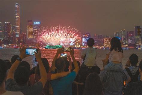 黃金周吸客 五一煙火如期上演 尖東海旁企滿人 旅客有讚有彈