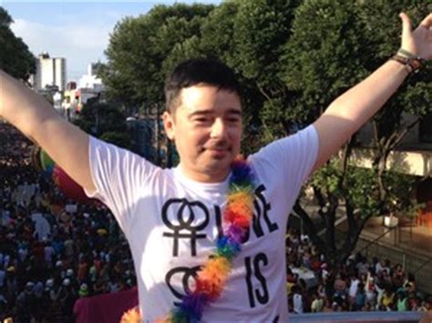 G Parada Gay desfila por Salvador em clima de festa e protesto por direitos notícias em Bahia