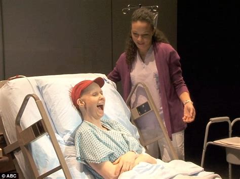 Cynthia Nixon Bald Sex And The City Actress Shaves Head To Play Cancer Patient Daily Mail Online