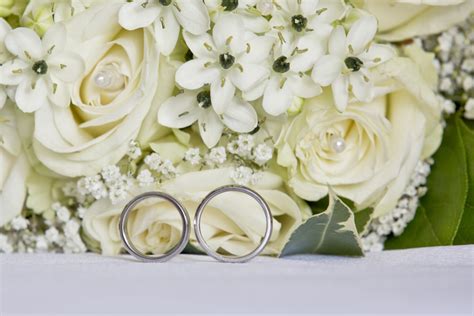 Обручальные кольца на розах - 85 фото