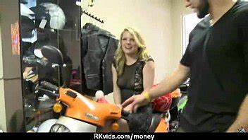 Chica amateur acepta dinero en efectivo por sexo de un extraño XVIDEOS