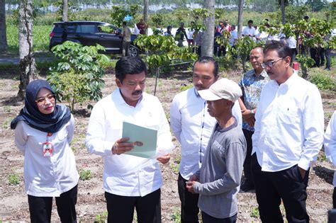 Pemerintah Serahkan Sertifikat Redistribusi Tanah Bekas Hgu Di Kediri