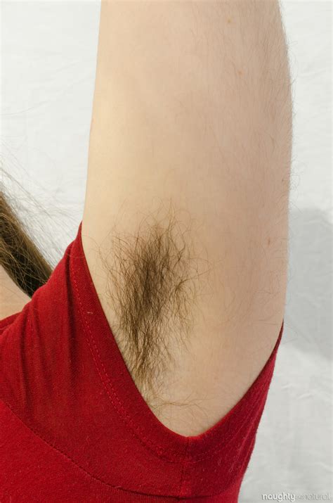 Den behårede brunette Kisa Fae viser stolt sine ubarberede armhuler og pelsede skridt frem