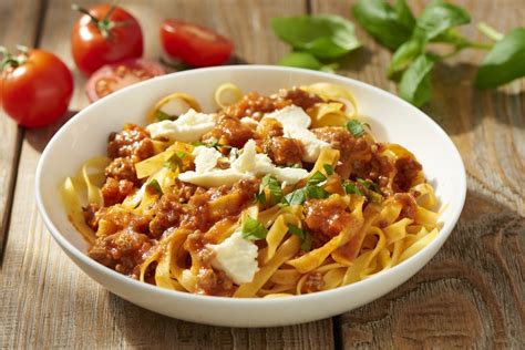 Spaghetti z mozzarellą tagliatelle bolognese Przepisy pl