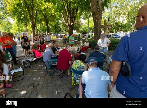 Outdoor Amateur Drawing Class In Madrid Spain Stock Photo Alamy