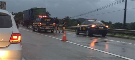 Acidente Entre Duas Carretas Deixa Trânsito Lento Na Br 101 Sergipe