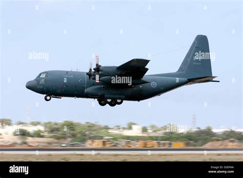 Canadian Air Force Lockheed CC-130H Hercules (C-130H/L-382) landing ...