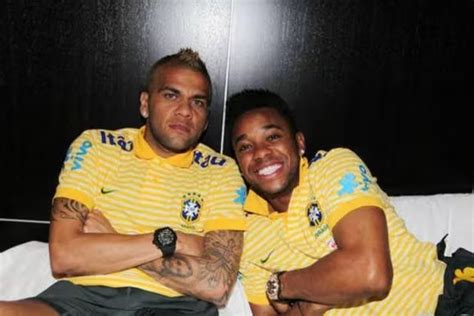 Romário se posiciona sobre casos de Daniel Alves e Robinho Portal do