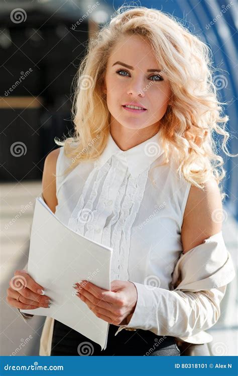 Mooie Blonde Vrouw Met Blauwe Ogen Succesvolle Onderneemster Stock Afbeelding Image Of Manager