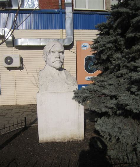 Бюст В.И. Ленина, Краснодарский край, г. Краснодар, мебельно ...