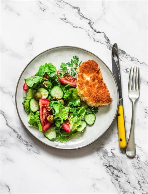 Salada De Legumes Fresca E Haloumi Frito Em Migalhas De P O Um