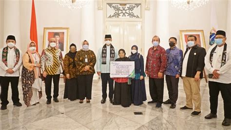 Foto Bersama Bpjamsostek Anies Baswedan Serahkan Santunan Kecelakaan Kerja