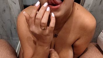 Mi hermanastra me pilló en el baño mientras la miraba en una foto desnuda XVIDEOS