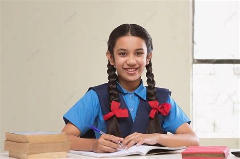 Ni A Rural En Uniforme Escolar Estudiando Foto Fondos E Imagen Para