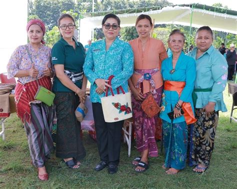 Laksanakan Pasar Rakyat Berbelanja Dan Berbagi Ketua Pkk Bali Putri