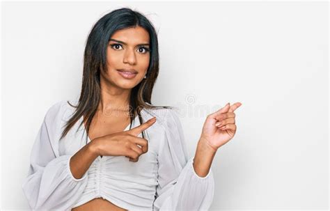 Joven Transexual Latina Con Ropa Casual Apuntando Preocupada Y Nerviosa Con Ambas Manos