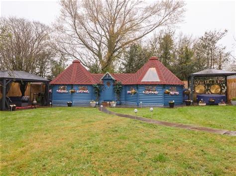 Applejacks Orchard Pet Friendly In Holywell With Hot Tub Sleeps People