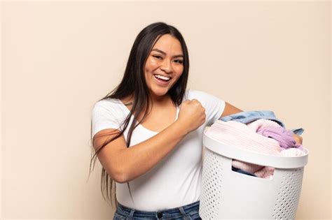 Mujer latina joven que se siente feliz positiva y exitosa motivada al enfrentar un desafío o
