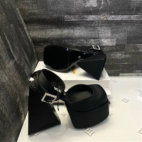 Giày Naked Tín đồ hàng hiệu