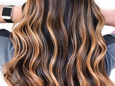 Cómo hacer el dark balayage mechas perfectas para cubrir canas en